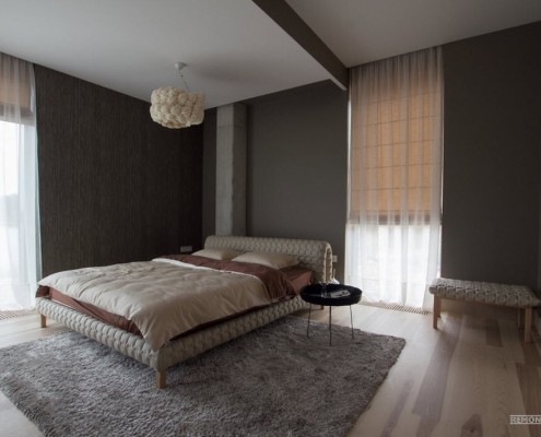 Interior del dormitorio en tonos grises.