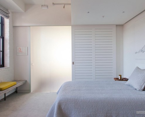 Dormitorio al estilo del minimalismo.