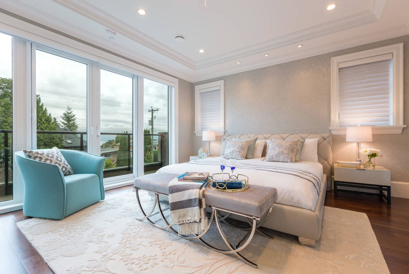 Camera da letto in beige chiaro