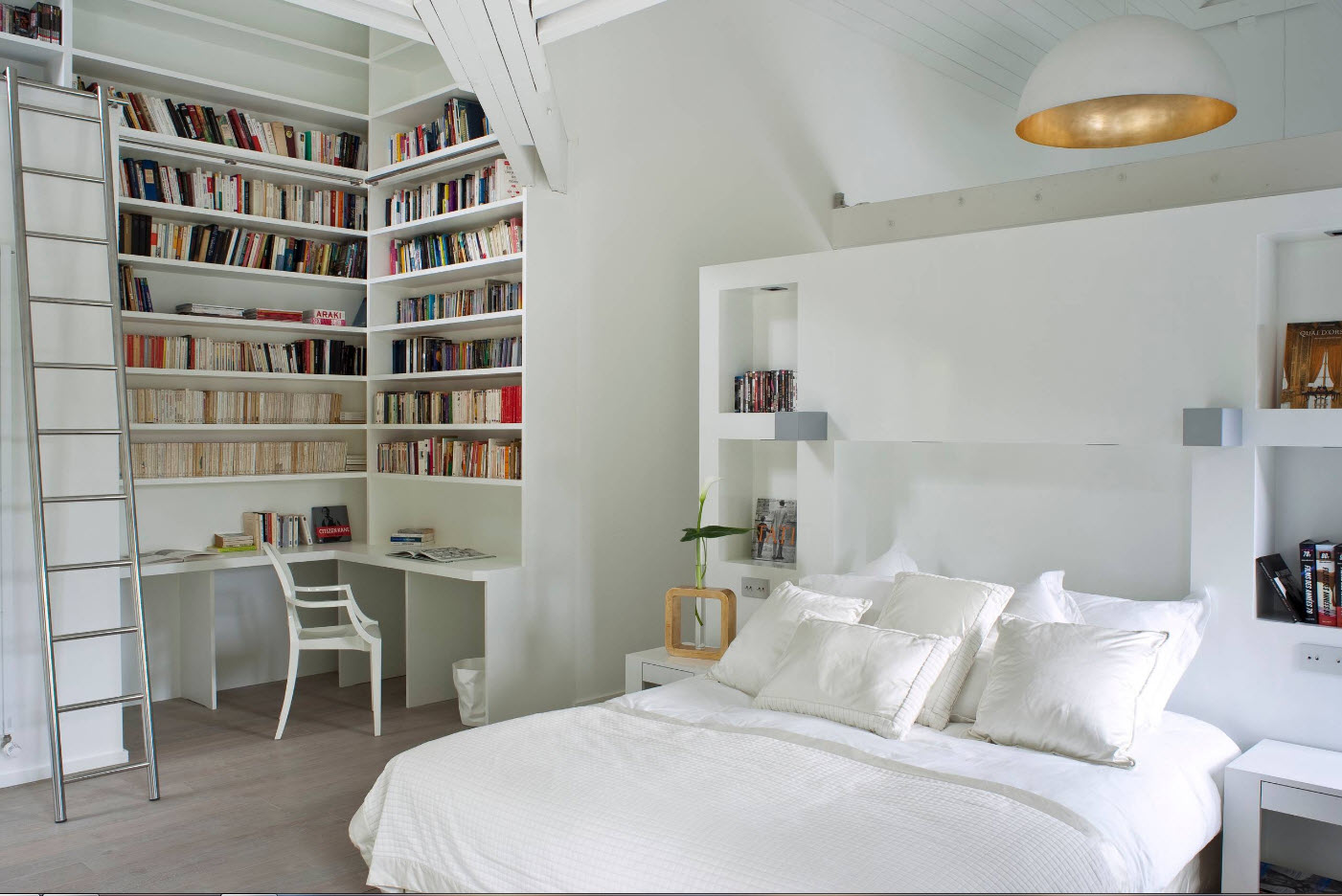 Studio e biblioteca in camera da letto