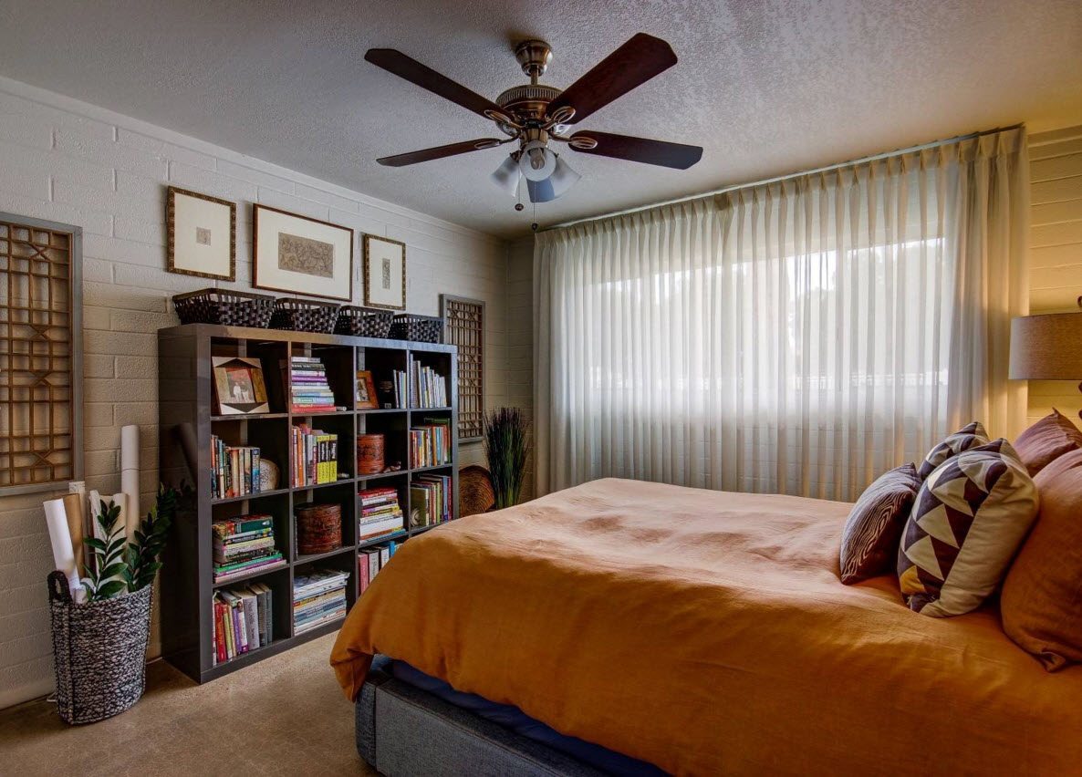 Librería en el dormitorio