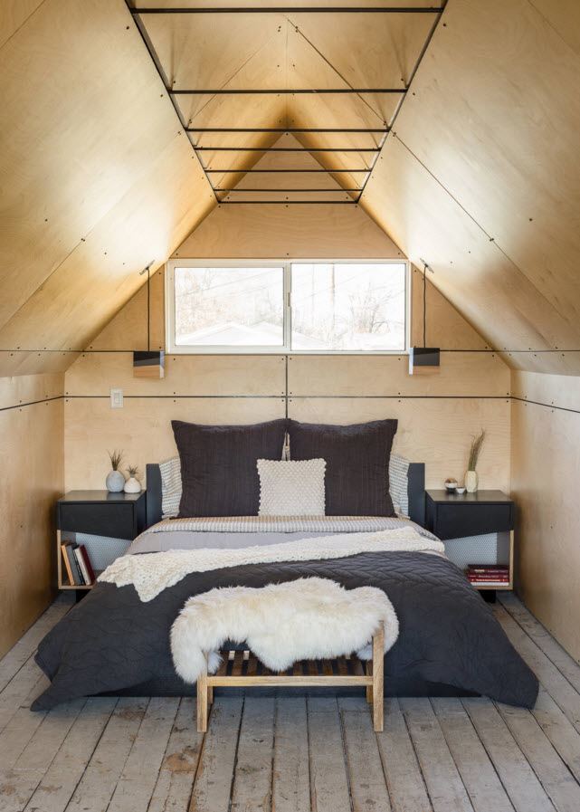 Dormitorio en una pequeña habitación en el ático.