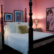 Negro en un dormitorio rosa