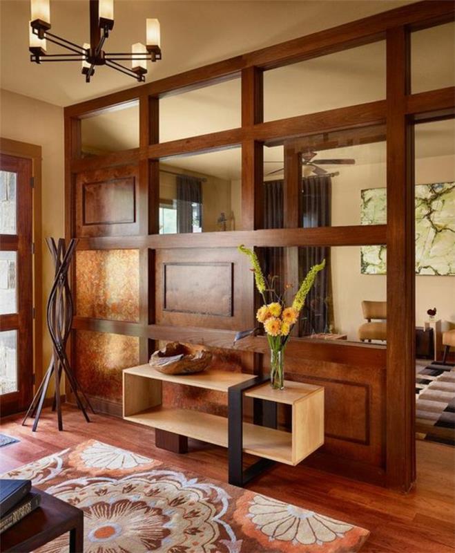 rudos spalvos, senovinio stiliaus, koralų, balto ir rudo kilimo atskyrimo lentyna, stačiakampis įėjimo stalas iš šviesios medienos ir juodo metalo