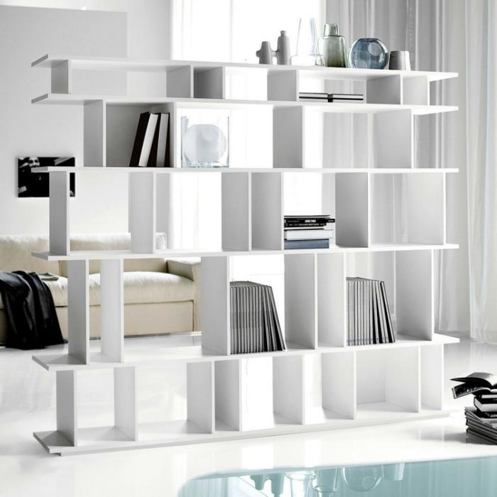 minimalistinis-kambarių daliklis-su lentyna