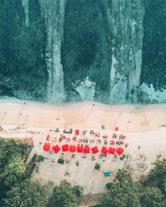 La spiaggi di un mare, ombrelloni di colore rosso, schermo telefono başına fotoğraf