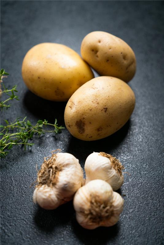 Patate al forno particolari, bodite krompir con le bucce in se preizkusite di aglio