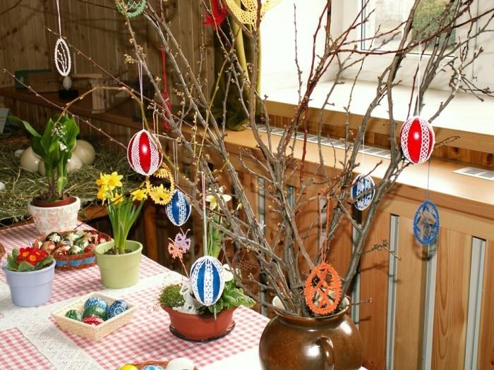 puikus-deko-velykinis stalas su gražiais dekoratyviniais elementais-gėlėmis ir kiaušiniais
