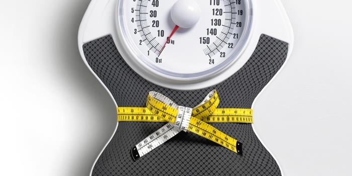 kako shujšati, merilni trak v rumeno -belem, tehtnica v sivo -belem, športna prehrana