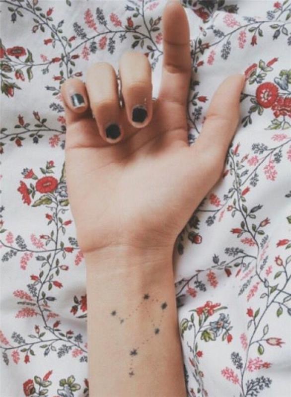 rankų klojimas ant gėlių patalynės, maža lotoso gėlių tatuiruotė, žvaigždžių žvaigždyno riešo tatuiruotė