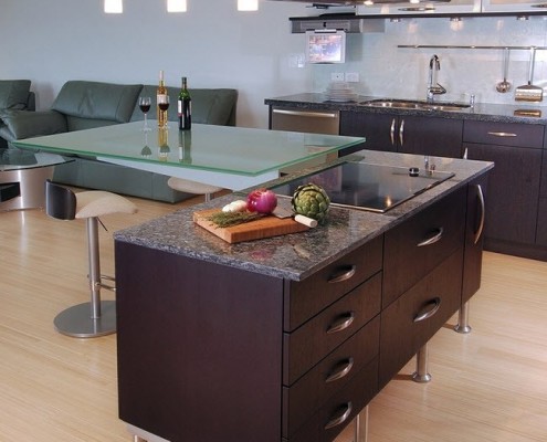 Cozinha com mesa de vidro