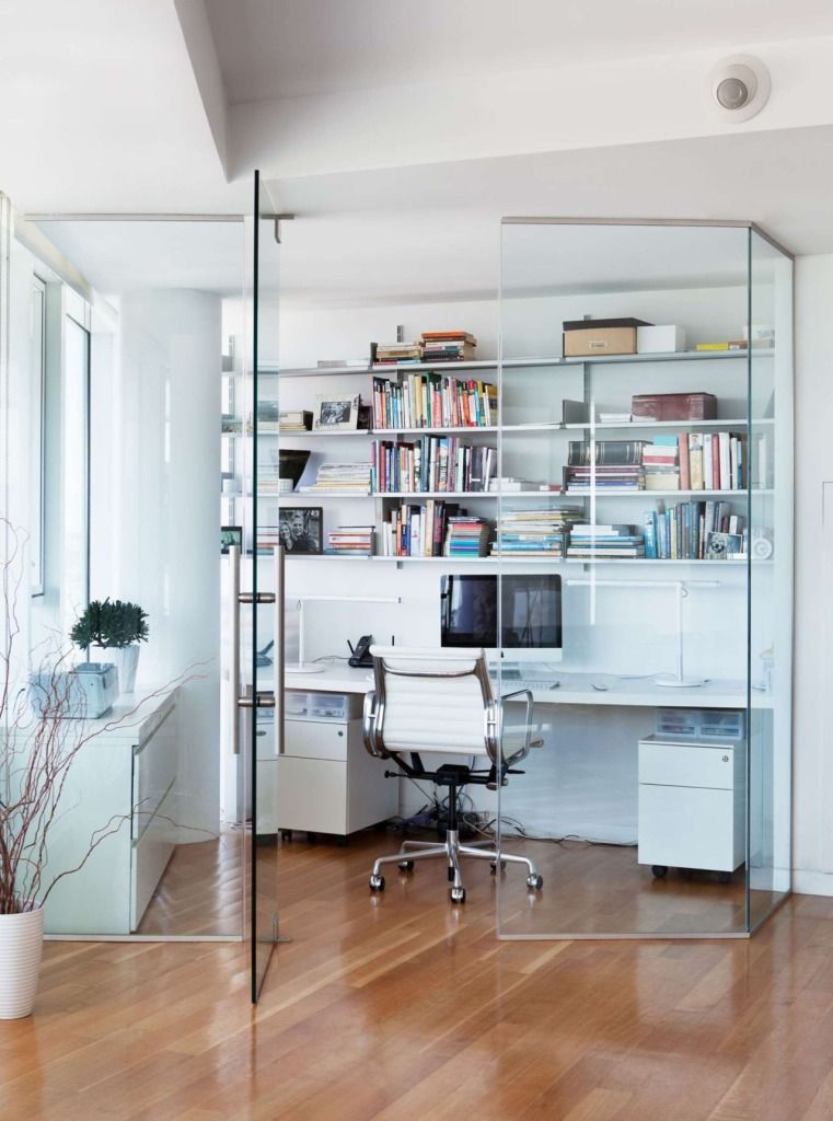 uma partição de vidro transparente define os limites do espaço de trabalho doméstico