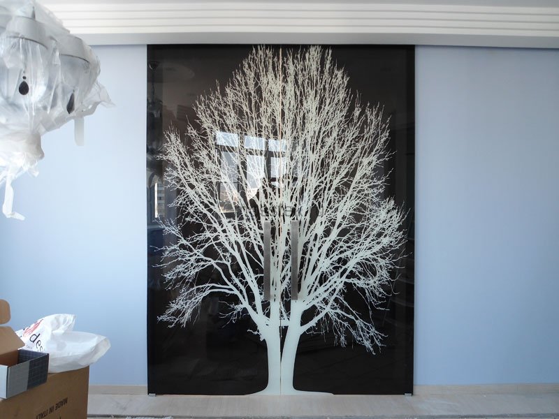 partizione nera con l'immagine di un albero