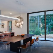 Lustre com bolas em cima da mesa