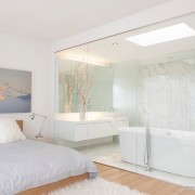 divisória transparente entre quarto e banheiro