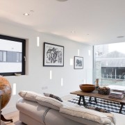 Pinturas em preto e branco no interior