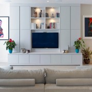 Balta sofa svetainėje
