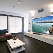 TV enorme na parede