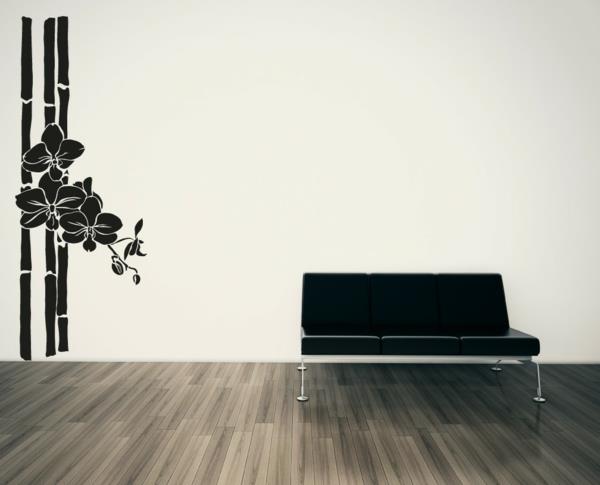 bambuko lipdukas ir juoda sofa