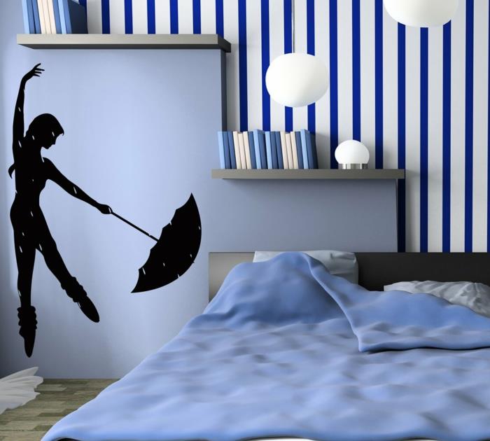 papuošti miegamąjį sienos lipduku, baltais sienų dažais su mėlynomis juostelėmis, pakabinamomis rutulinėmis lempomis