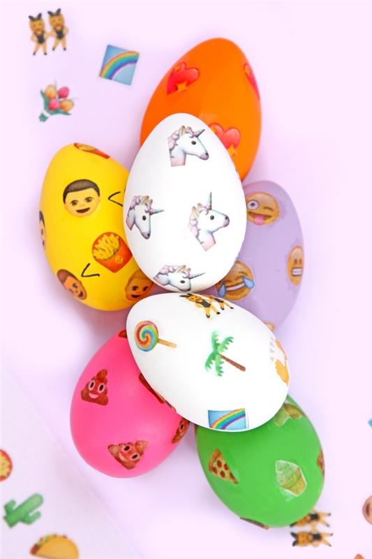 juokingo dizaino pavyzdys ant baltų kiaušinių, dekoruotų dažais ir lipdukais su gyvūnų dizainu
