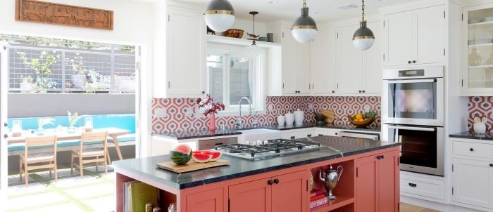 cementne ploščice, kuhinja z belim stropom in laminatna lesena tla z rdečimi ploščicami