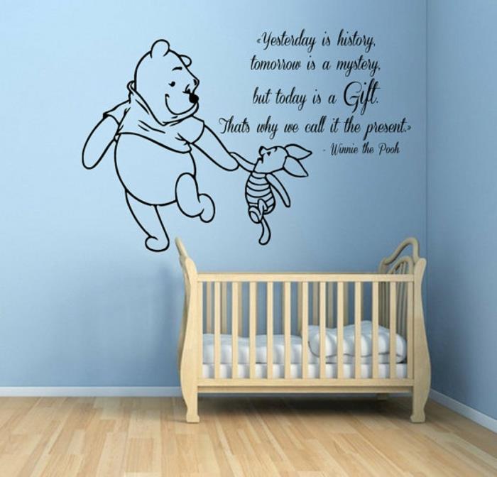 bebek odası çıkartmaları siyah renkli yazıt Pooh ayı ördek mavi boyalı duvar arka plan üzerinde düşünme