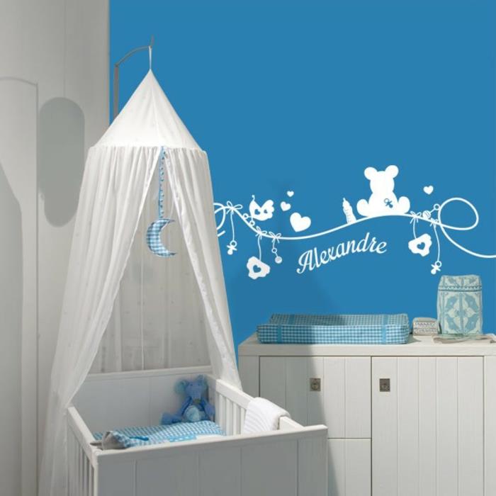 Bebek odası çıkartmaları üzerinde beyaz renkli ördek mavi duvar arka plan beyaz yatak cibinlik ile