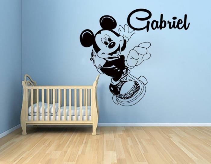 Adı ve Mickey'nin kaykay üzerinde eğlendiği bebek odası çıkartmaları