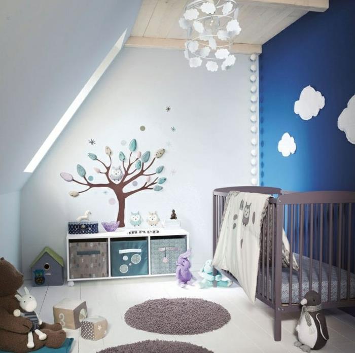 ördek mavi beyaz bulutlar ve pastel renklerde yaprakları ile küçük ağaç duvar arka planda kız yatak odası çıkartmaları