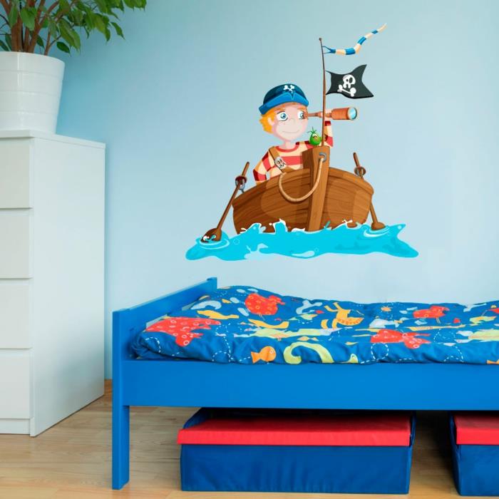 bebek odası çıkartmaları motifi denizde küçük denizci siyah korsan bayrağı ile bir teknede deniz sakinleri motifleri ile ördek mavisi yatak çarşafları