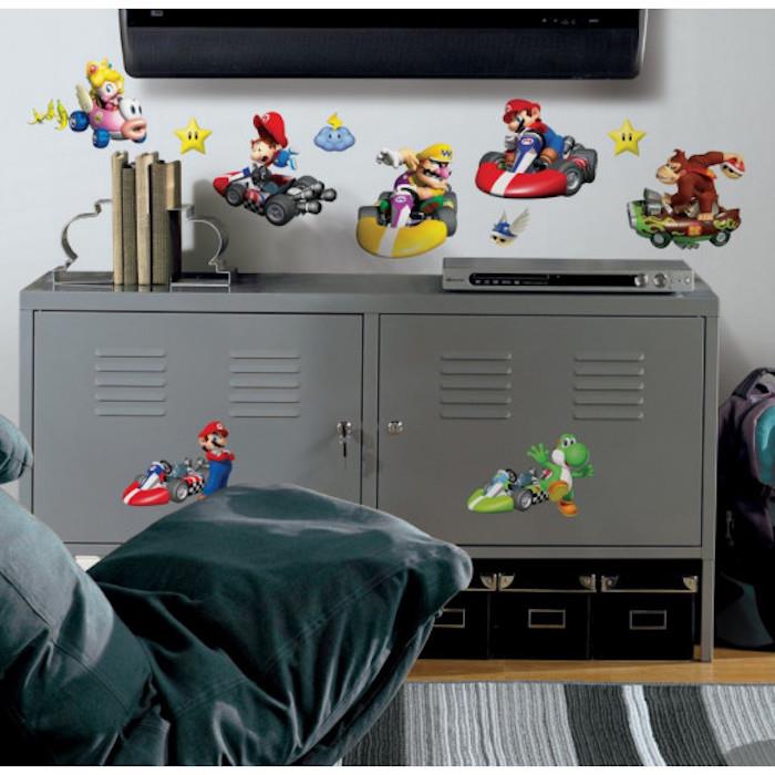 sieniniai lipdukai vaiko kambariui su pilka metaline komoda ir aukščiau esančiu televizoriumi
