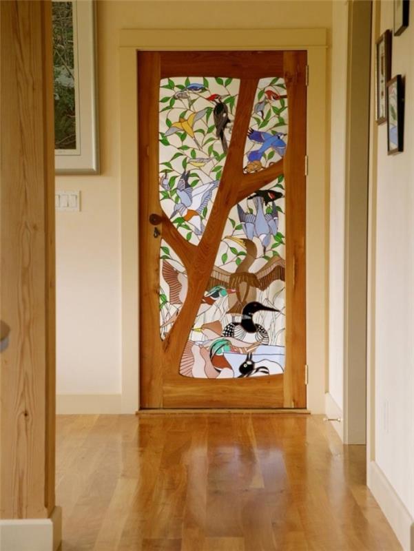 „trompe l oeil“ durų tapetai su natūraliu kaimiško stiliaus stiklo efektu, atitinkančiu rėmo medieną