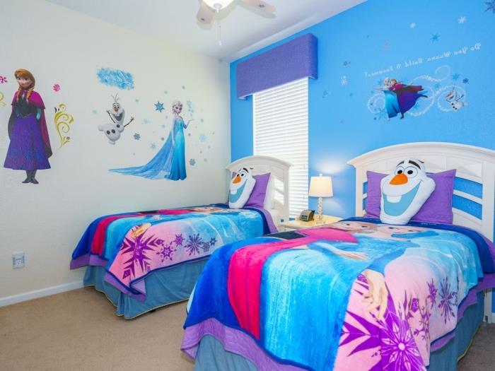 kız yatak odası dekoru, beyaz duvarlarda Elsa ve Anna çıkartmaları, kar kraliçesi nevresim