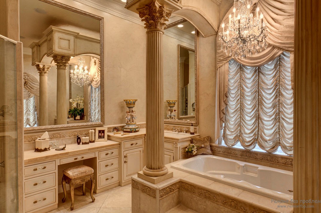 Interior de baño lujoso y opulento con columnas señoriales