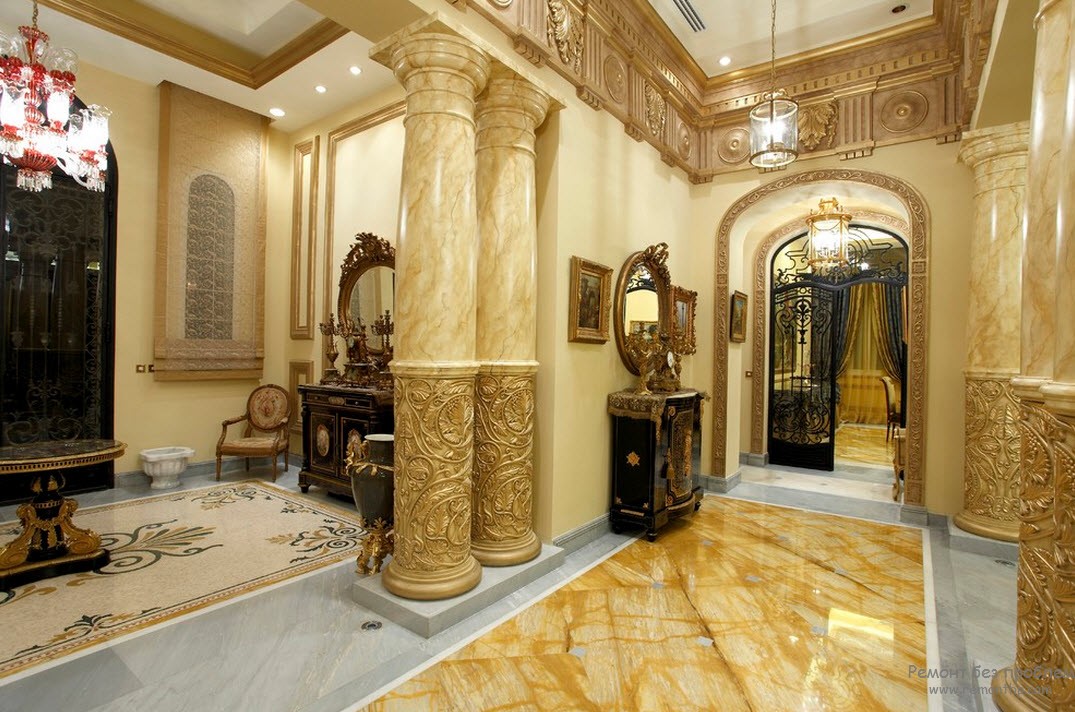 Interior barroco rico, que recuerda a un patio con columnas de lujo