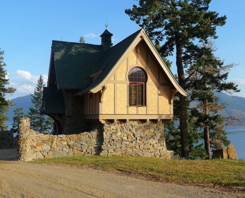 Piccolo edificio con una base insolita