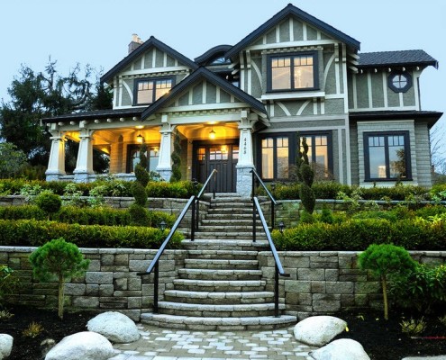 Grande casa con facciate grigie