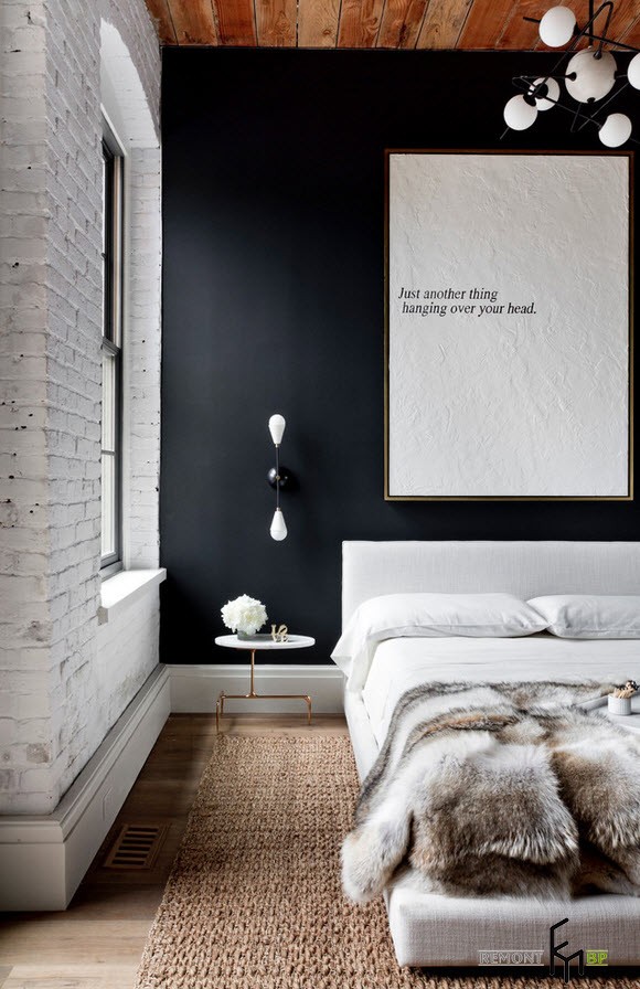 Yatak odasında beyaz ve siyahın kontrastı