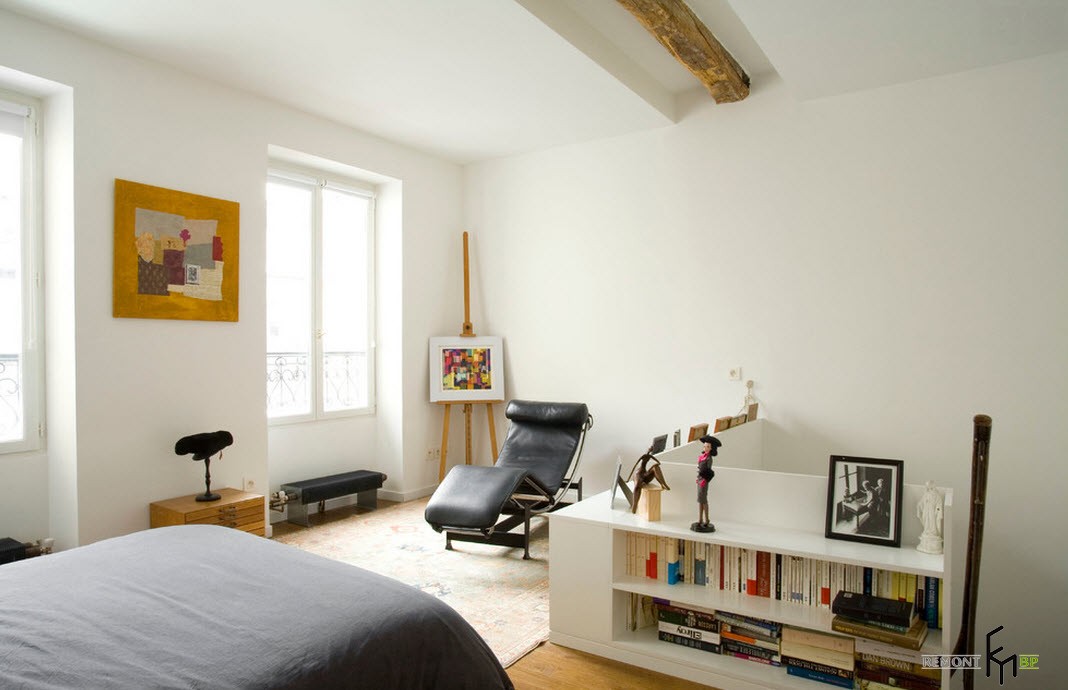 Colore bianco all'interno della camera da letto