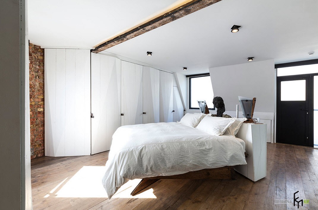 Tonalità bianche all'interno della camera da letto in stile loft