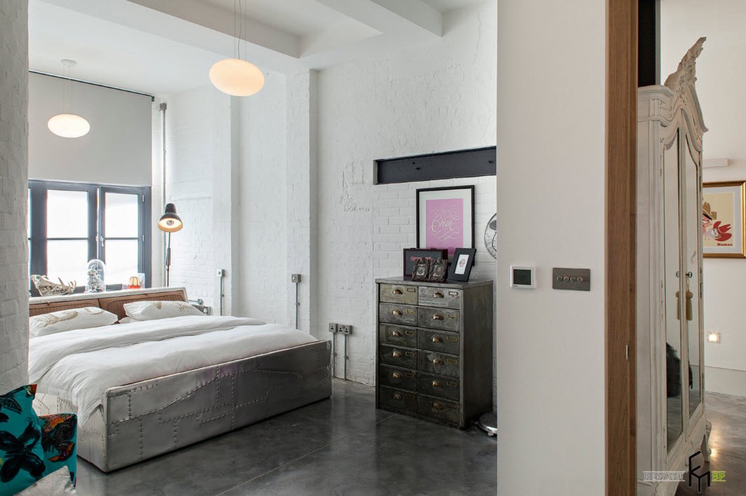 La combinazione di un pavimento scuro con pareti bianche in stile loft