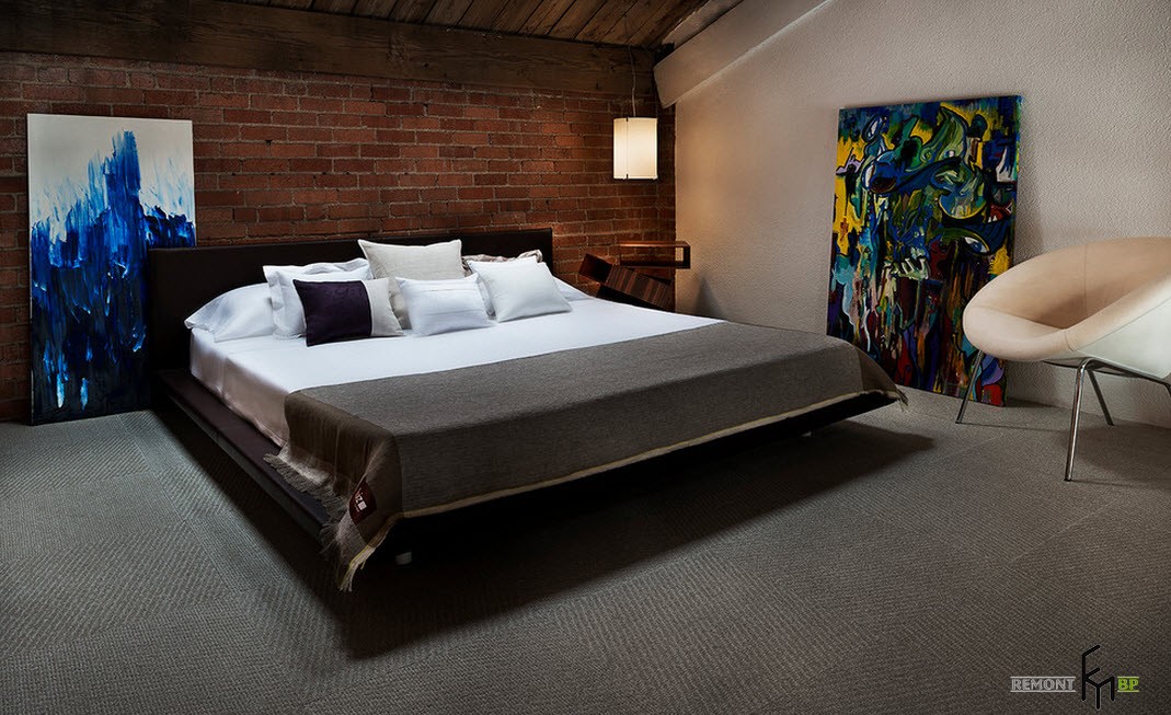 Colori scuri all'interno della camera da letto