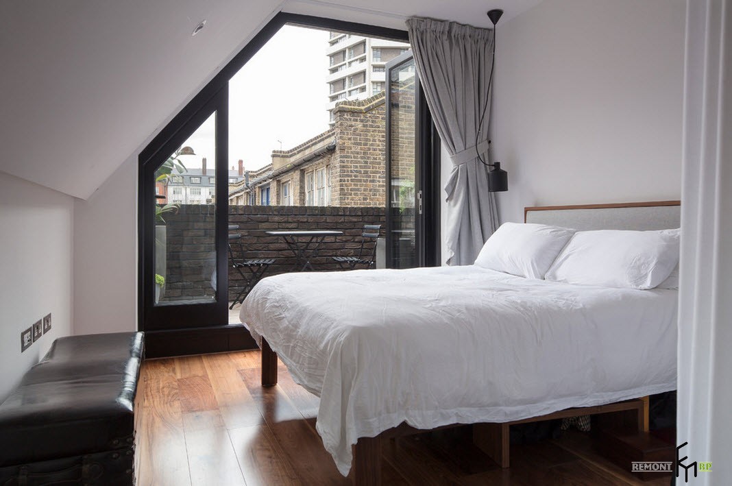 Finestra asimmetrica in un interno in stile loft