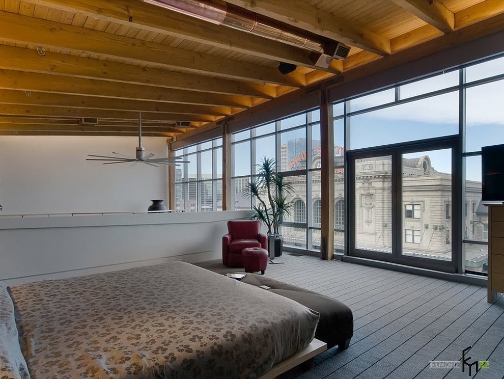 Travi in ​​legno sul soffitto della camera da letto
