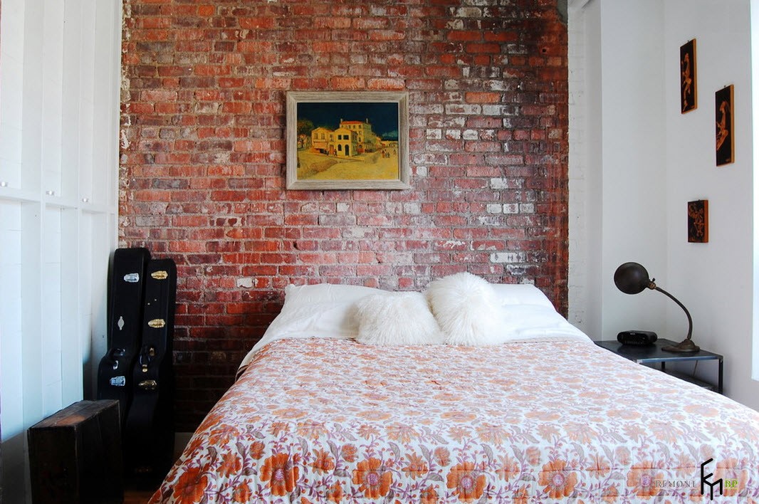Colori accesi in una camera da letto in stile loft