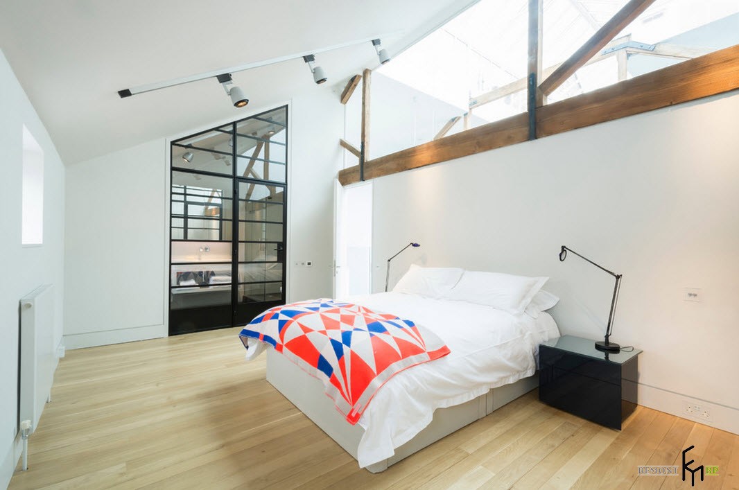 Soffitto inclinato in camera da letto