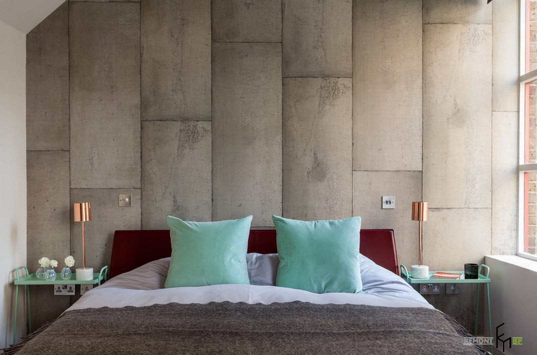 Muro di blocchi grigi in camera da letto