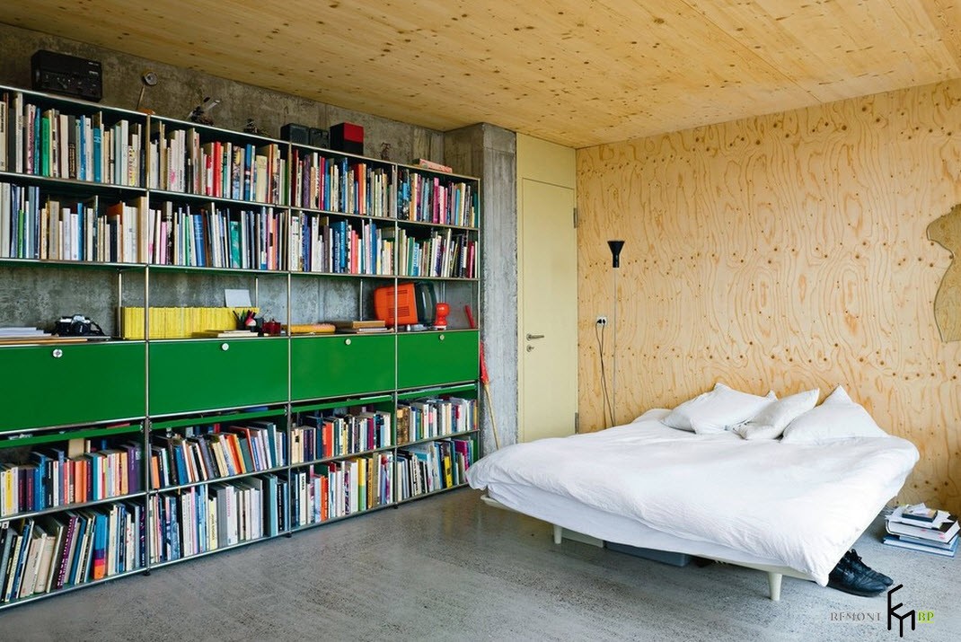 Libreria grande in camera da letto