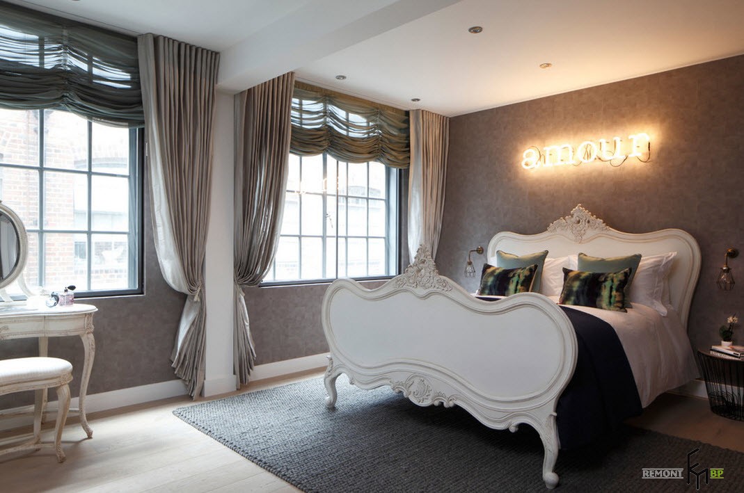 Letto elegante in una camera da letto in stile loft